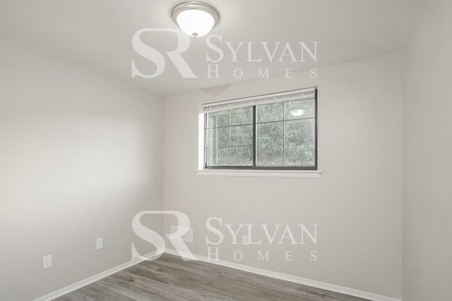 Building Photo - Charming 3BR 2.5BA split foyer home