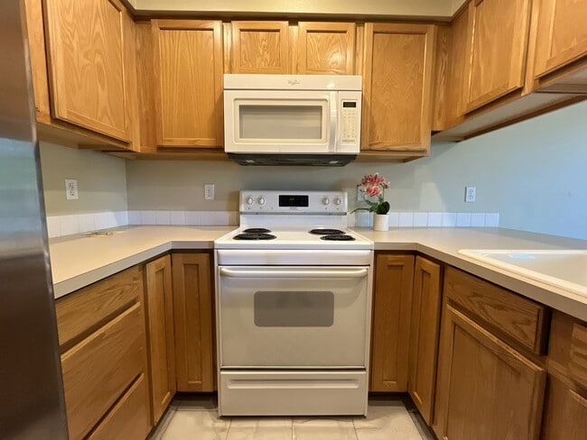 Building Photo - Spacious 3 Bedroom Home with Open Layout, Vaulted Bedrooms & Trail Access