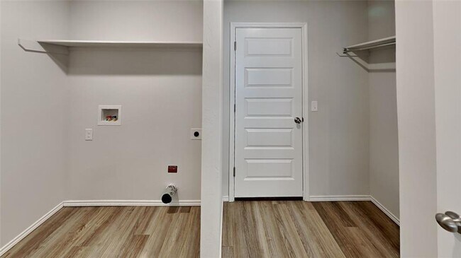 Building Photo - Large 4 Bedroom, 2 Bathroom Home in Shawnee Schools!