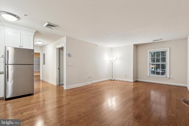 Building Photo - 3 N Sycamore St