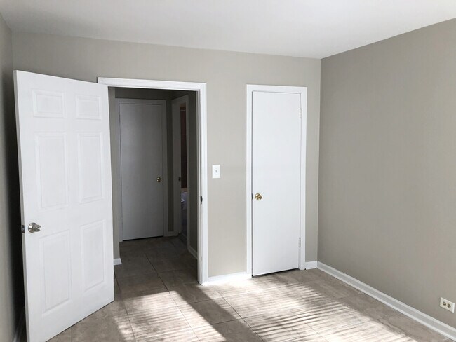 Building Photo - 434 Elmwood Ave