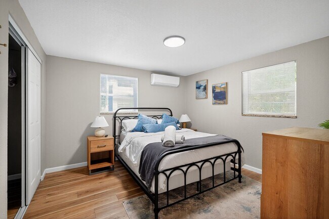 Building Photo - Discover lakeside living at its finest.