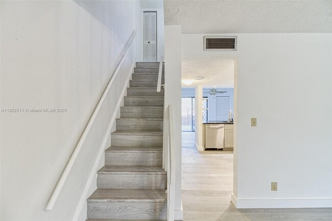 Building Photo - 5209 SW 40th Ave