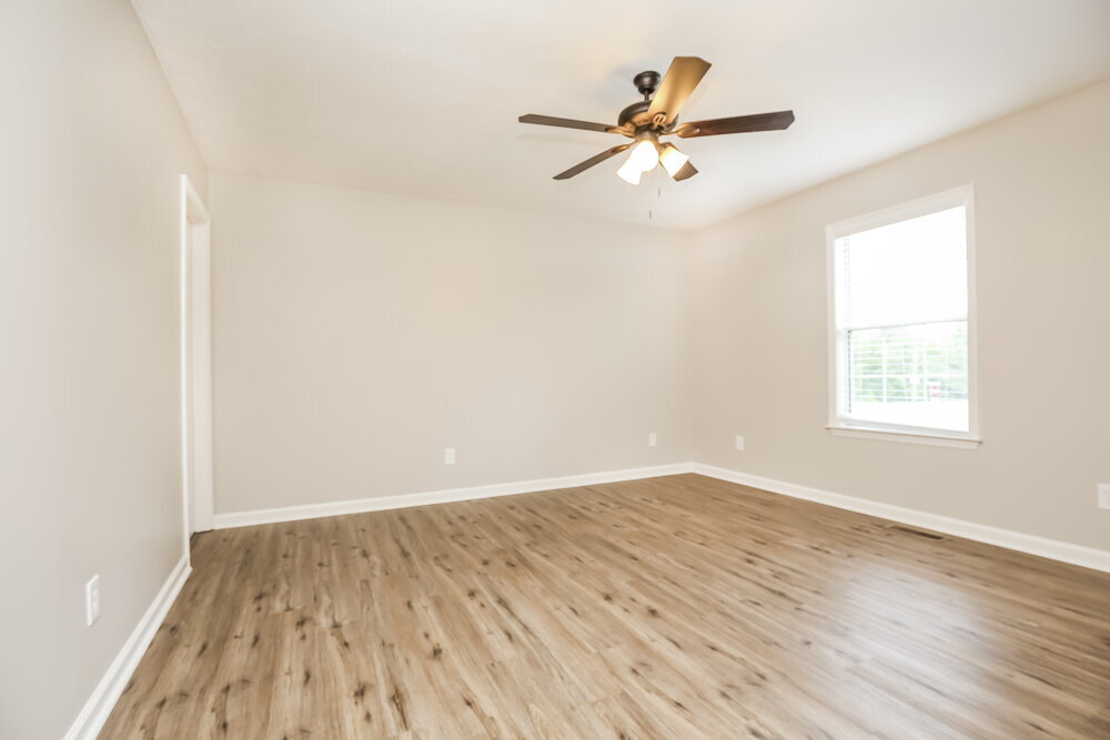 Building Photo - 300 Southlake Dr