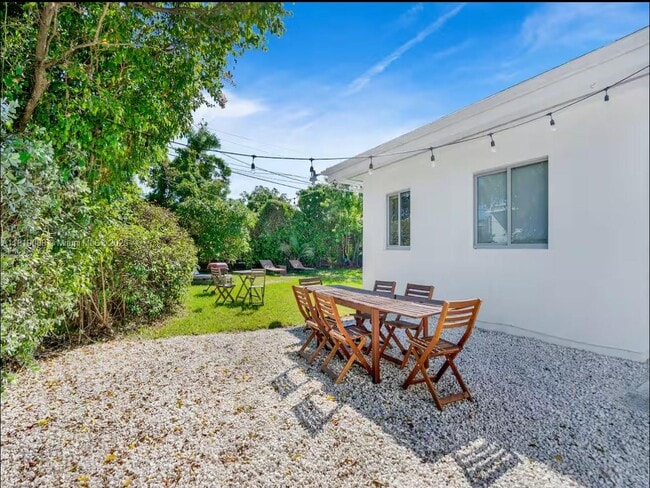 Building Photo - 7537 W Treasure Dr