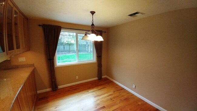 Building Photo - Gorgeous Home with Granite Counters and Custom Built-ins!