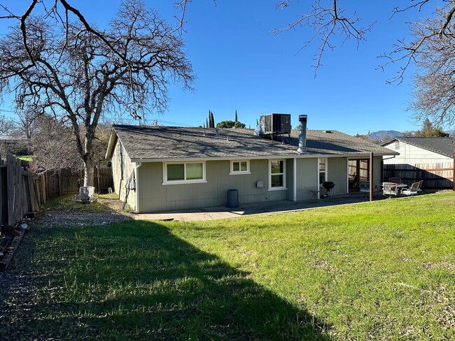 Building Photo - Charming Home with Open Floor Plan in West Redding