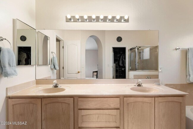 Building Photo - Oro Valley Stunner