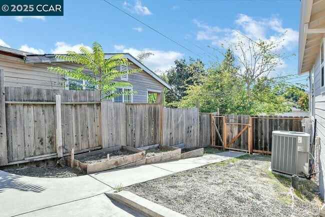 Building Photo - 2381 Monterey Ave