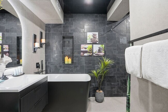 Building Photo - 8743 Thomas Dr