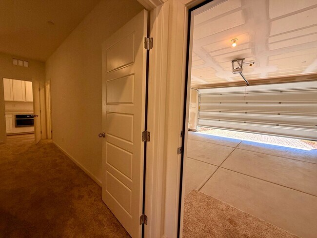 Building Photo - 4 BED 3.5 BATH 2 CAR GARAGE HOME w/ LOFT, ...