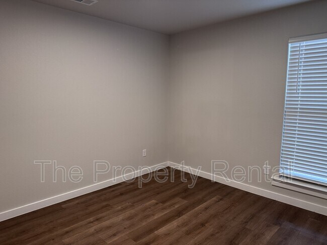 Building Photo - 520 Thicket Dr