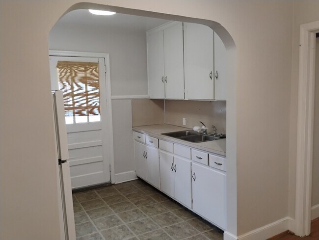 Building Photo - 1007 Rosehill Ave