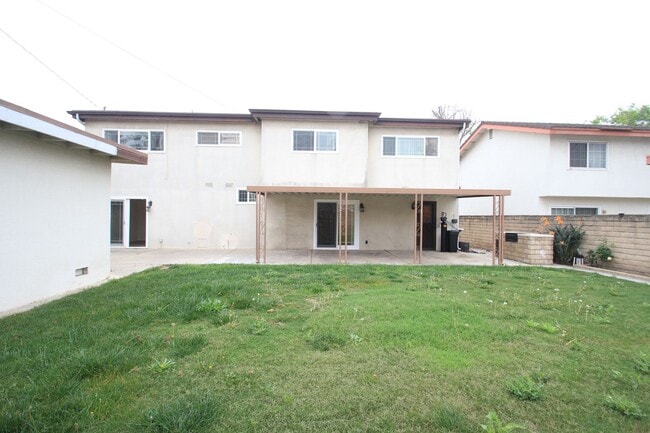 Building Photo - Welcome to this beautifully refreshed 4-bedroom, 2-bath two-story home located in desirable North...