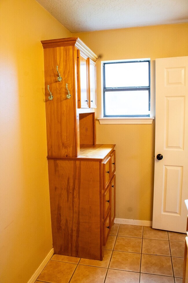 Building Photo - 9550 Thousand Oaks Loop