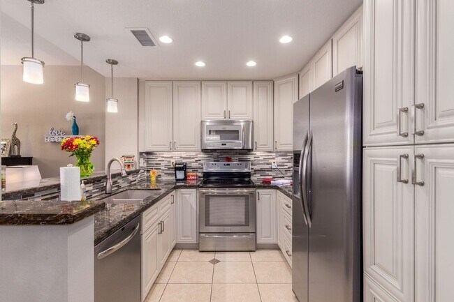 Building Photo - Two bedroom condo