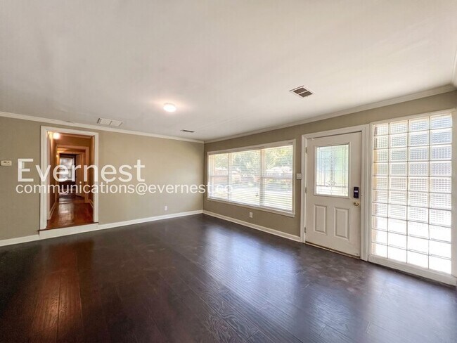 Building Photo - 5 Bed/4 Bath Home with Fenced Yard / Available Now!
