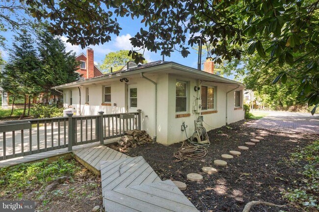 Building Photo - 710 N Buchanan St