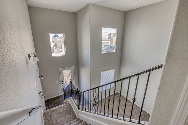 Building Photo - Beautiful East side House with 3 beds-2.5 ...