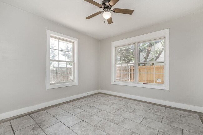 Building Photo - 4215 SW 11th Ave