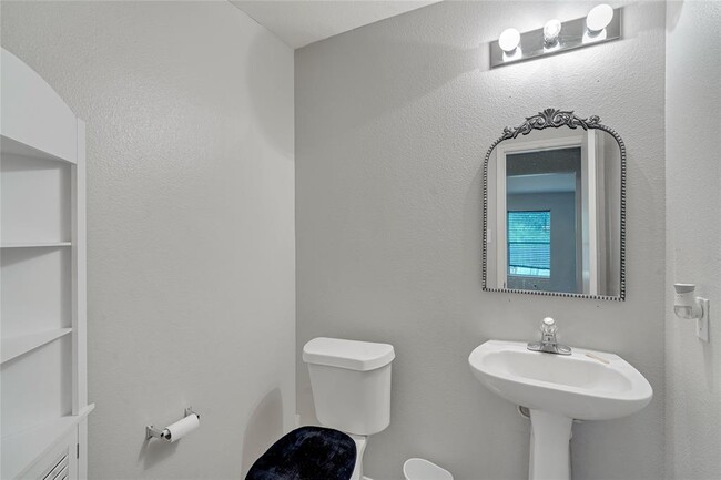 Building Photo - 24422 Lakecrest Village Dr