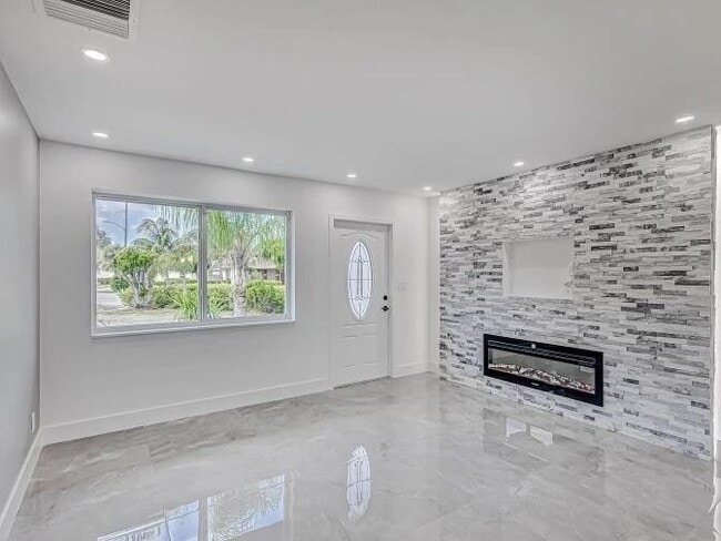 Building Photo - 855 Date Palm Dr