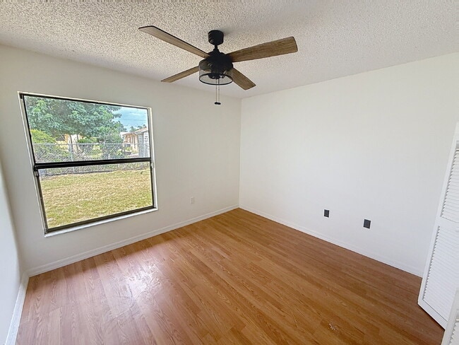 Building Photo - 3 bedroom, pet friendly home!