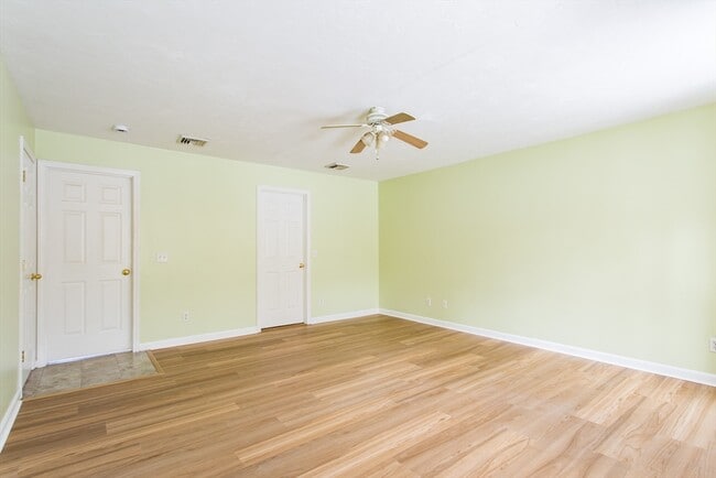 Building Photo - 270 New Braintree Rd