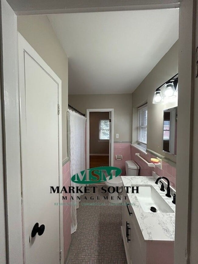 Building Photo - Savannah living with modern conveniences