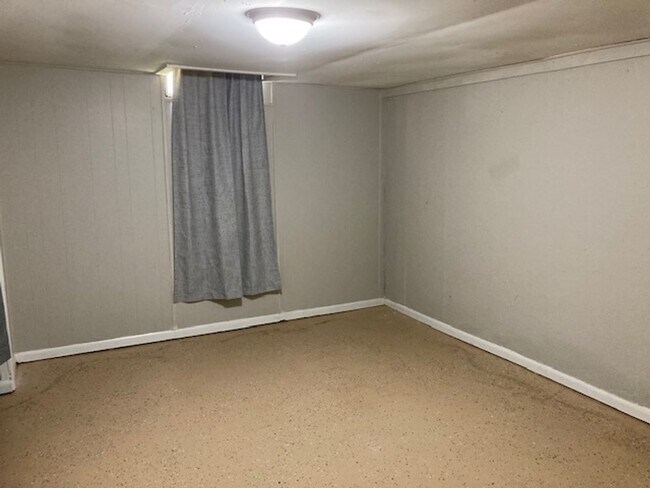 Building Photo - Great 2 Bedroom 1 Bath + 2 Non conforming bedrooms