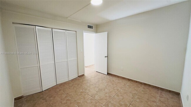 Building Photo - 6900 N Kendall Dr