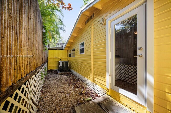 Building Photo - 3041 Calusa St