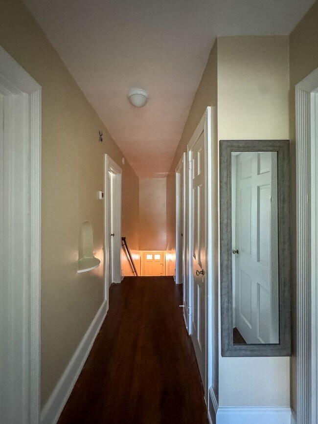 Building Photo - 512 1/2 Westmont Drive