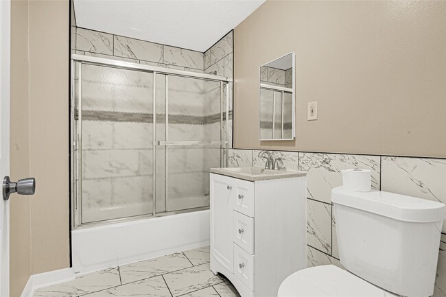 Building Photo - 305 N Live Oak St