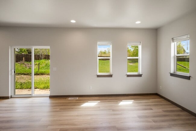 Building Photo - Gorgeous 3 Bedroom condos with double stal...