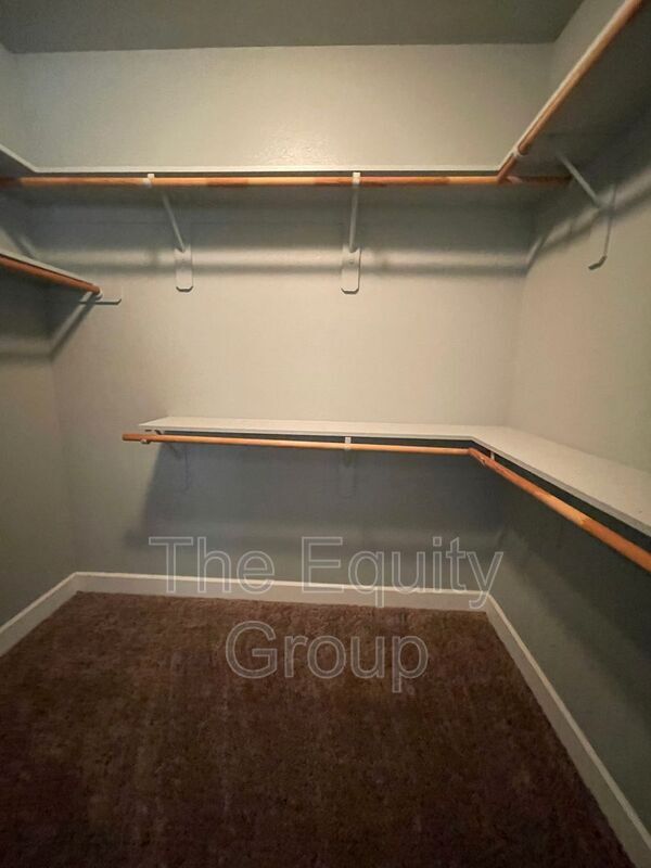 Building Photo - 608 W Evergreen Ct