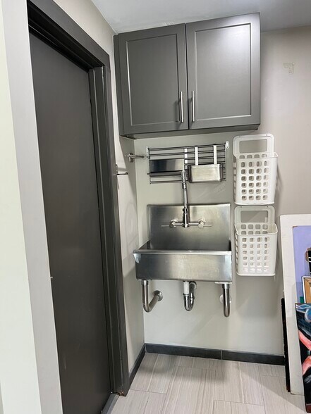 Building Photo - 5177 Carlingford Ave