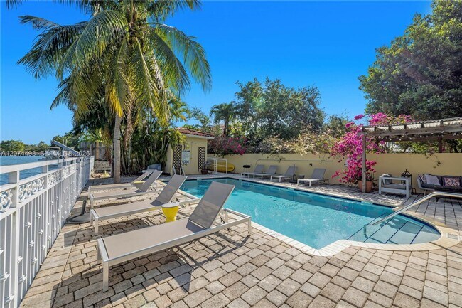 Building Photo - 4812 Pine Tree Dr