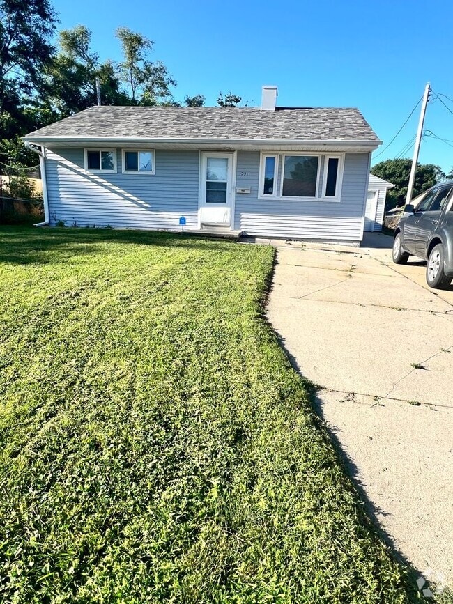 Building Photo - Nice S. Omaha House! 2 bed 1 bath, fully f...