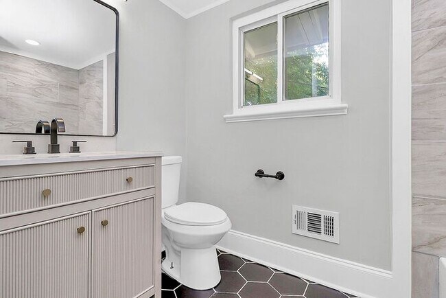 Building Photo - Beautifully Renovated 3BD/1BA Ranch in Sen...