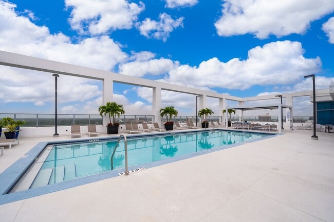 Building Photo - Beautiful 1BR/2BA Luxury High-Rise Condo in Downtown Orlando - Star Tower!