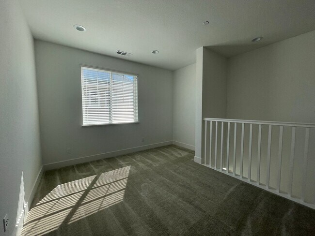 Building Photo - Newer home in Dunes Community