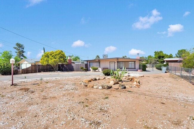 Building Photo - ADORABLE 1 BEDROOM 1 BATH IN HESPERIA