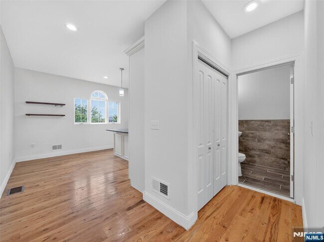 Building Photo - 524 Harrison Ave