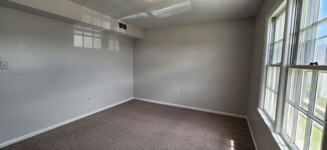 Building Photo - Upper Level One Bedroom Apartment w Covere...