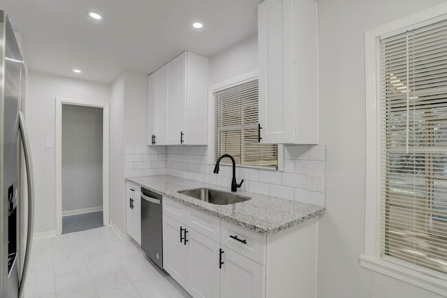 Building Photo - 1009 15th Ave N