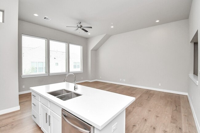 Building Photo - 1105 Olivier Ln