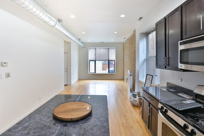 Building Photo - Amazing Noble Square Large (1600 s.f.) 3 Bedroom 2 Bath Duplex