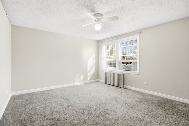 Building Photo - Park Hill townhome with outdoor space and parking