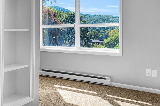 Building Photo - 910 Old Fort Rd